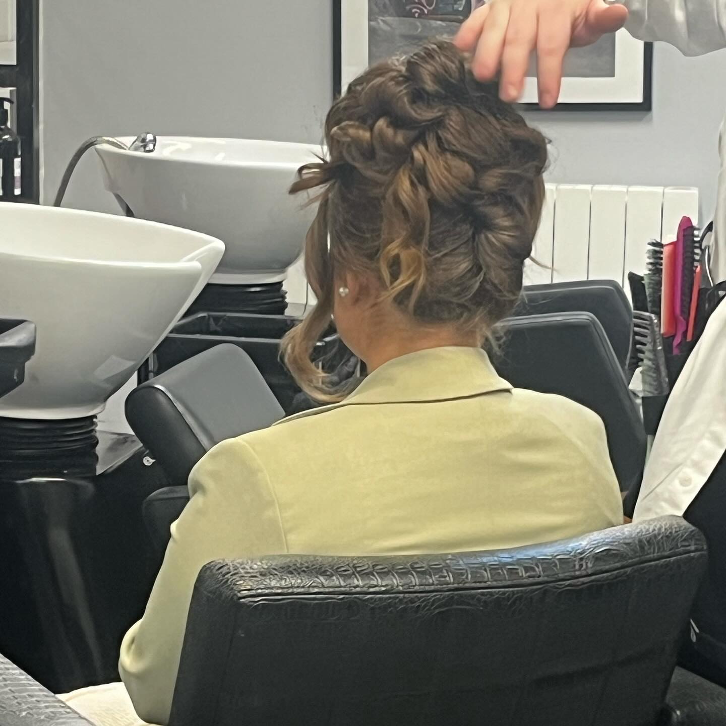 On Monday with had the incredible talented in salon to teach us all things styling hair.