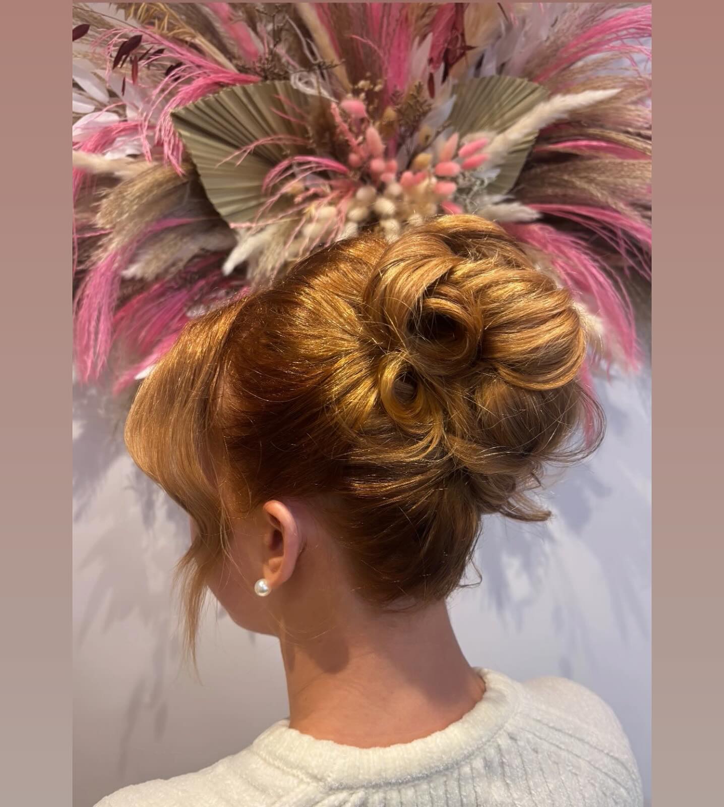 Don’t know if we love this upstyle by Kaylee or our new flower wall more 💕🌸🌺🌷